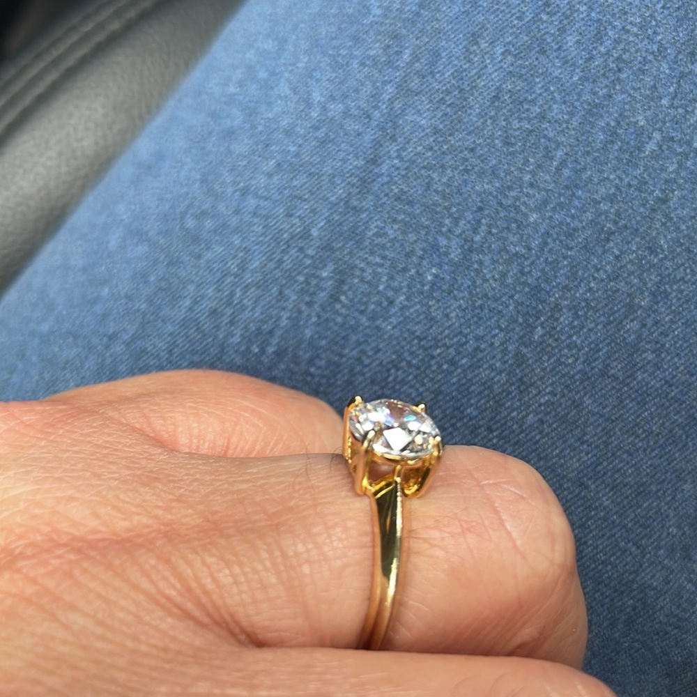 Beautiful ring - Picture 2 of 3